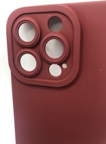 Hoogwaardige Siliconen hoesje met bescherming rondom Camera/Lens - Geschikt voor iPhone 13 Pro - Bordeaux (Let OP: Past Alleen 13 Pro)