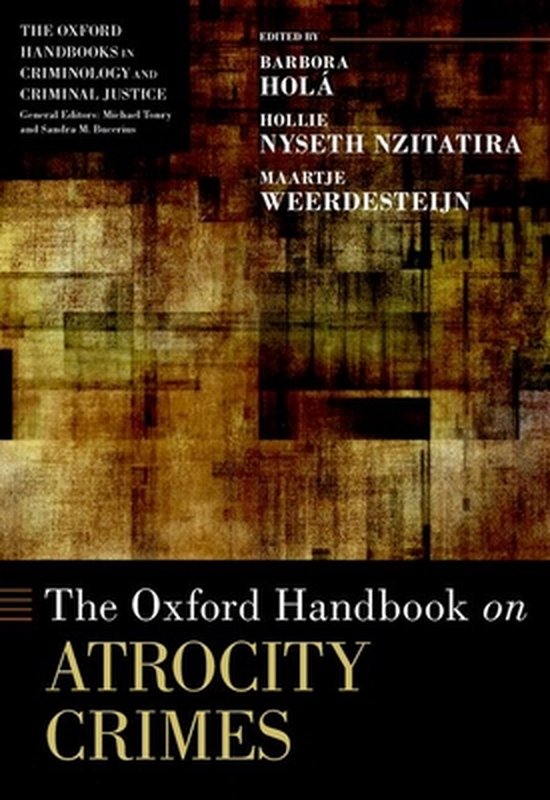 Het Oxford Handbook on Atrocity Crimes, met een abstracte, bruin-zwarte achtergrond en gouden letters.