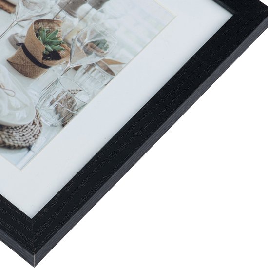Détail d'un cadre photo noir avec gros plan d'une table dressée.