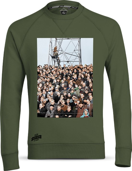 Khakigroene sweater met op de voorkant een print van een menigte supporters in een stadion, staand bij een hek en een staalconstructie.