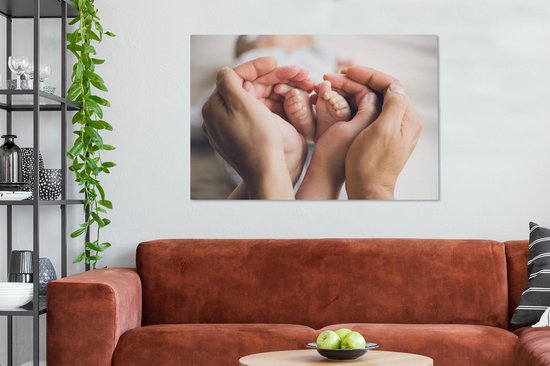 Peinture sur toile Petits pieds de bébé dans les mains des parents - 120x80 cm - Décoration murale