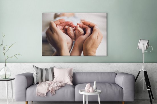 Peinture sur toile Petits pieds de bébé dans les mains des parents - 120x80 cm - Décoration murale