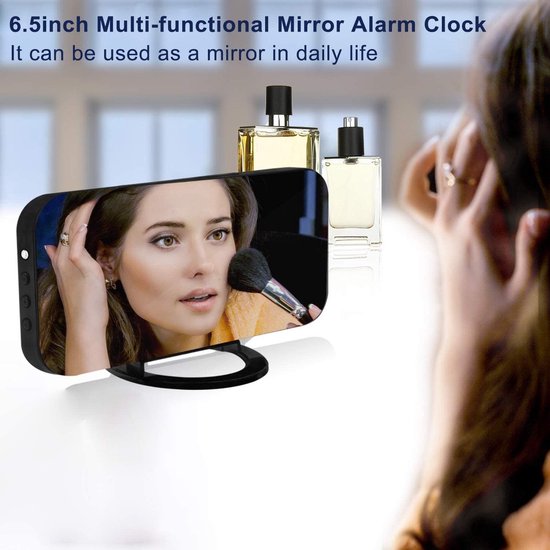 Een digitale spiegelwekker van 6,5 inch weerspiegelt een vrouw die make-up aanbrengt. Achtergrond met parfums.