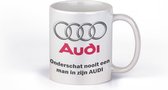 Cadeau mok Audi-rijder | onderschat nooit een man in zijn Audi | wit handvat | kado beker voor vader, opa, broer, neef, zoon, vriend, oom, papa