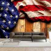 Fotobehangkoning - Behang - Vliesbehang - Fotobehang Amerikaanse Vlag op Hout - American Style - 400 x 280 cm