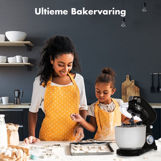 Een vrouw en een meisje bakken samen in de keuken met een zwarte KitchenBrothers keukenmachine.