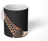 Mok - Zijaanzicht van een giraffe voor een zwarte achtergrond - 350 ML - Beker