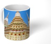 Mok - Vooraanzicht van de Wat Pho met een blauwe lucht - 350 ML - Beker