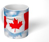 Mok - Koffiemok - De Canadese vlag met witte bewolking - Mokken - 350 ML - Beker - Koffiemokken - Theemok