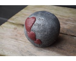 Herdenkingsbol, met harten en tekst