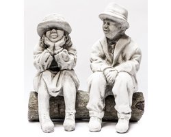 Tuinbeeld - Opa en Oma op boomstam (Wit/gepattineerd) - voor binnen en buiten