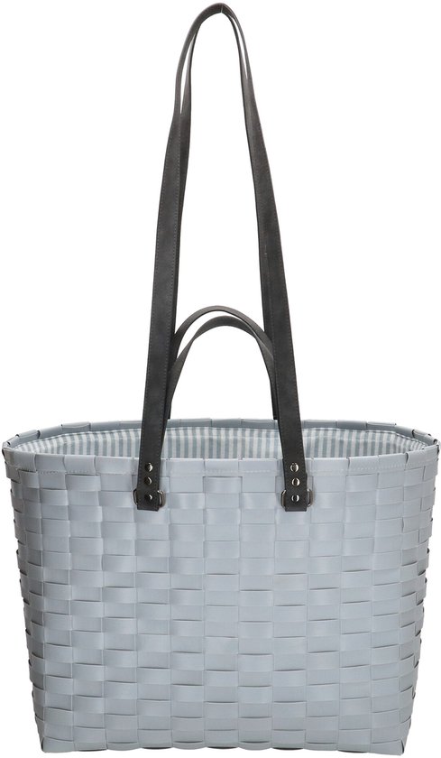 Panier tissé gris clair avec poignées noires et doublure rayée.
