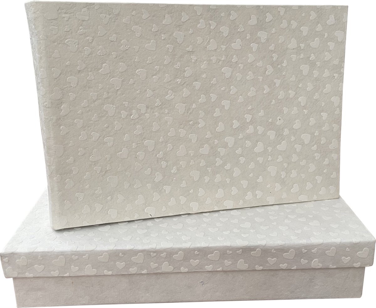 Album in mooie bewaardoos, met een witte hartjes print, 16x24cm