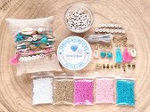 Zelf sieraden maken kralen pakket - Armbandjes - 2mm kraal met letterkralen, connector en gekleurd elastiek - Goud, roze, turquoise - Kinderen en volwassenen - DIY