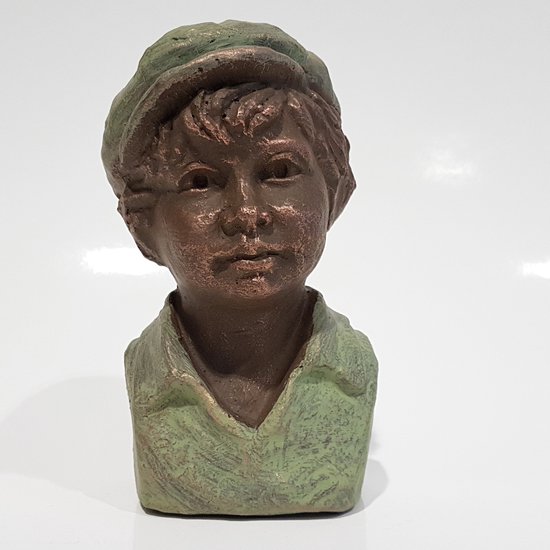 Geert Kunen / Skulptuur / beeld / Jongen met pet - bruin / groen - 11 x 12 x 19 cm hoog.