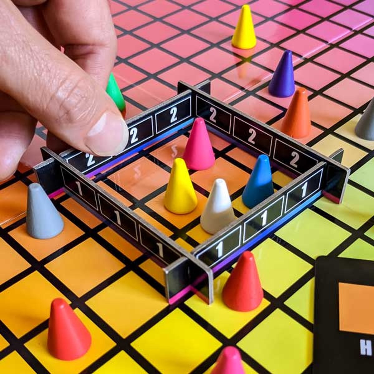 USAopoly - Hues and Cues Bordspel - Familiespel - Party Spel - Vanaf 8 Jaar - Voor 3 tot 10 Spelers - Engelstalige Spelregels — afbeelding 8