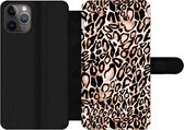 Bookcase Geschikt voor iPhone 11 Pro Max telefoonhoesje - Panterprint - Zwart - Vlekken - Met vakjes - Wallet case met magneetsluiting