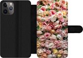 Bookcase Geschikt voor iPhone 11 Pro Max telefoonhoesje - Rozen - Kleuren - Muur - Met vakjes - Wallet case met magneetsluiting