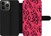 Bookcase Geschikt voor iPhone 13 Pro Max telefoonhoesje - Dierenprint - Slangenhuid - Roze - Met vakjes - Wallet case met magneetsluiting