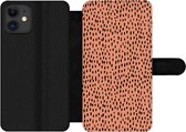 Bookcase Geschikt voor iPhone 12 Pro Max telefoonhoesje - Stippen - Zwart - Oranje - Met vakjes - Wallet case met magneetsluiting