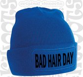 BAD HAIR DAY muts - Blauw (zwarte tekst) - Beanie - One Size  - Unisex - Grappige teksten - Quotes - Kwoots - Wintersport - Aprés ski muts - Overkomt iedereen - Voor zowel mannen a