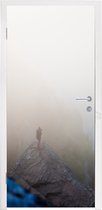 Deursticker Een reiziger in de mist - 75x205 cm - Deurposter