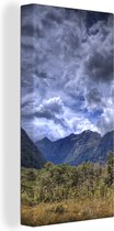 Canvas Schilderij Donkere wolken boven de bergen in Nieuw-Zeeland - 20x40 cm - Wanddecoratie