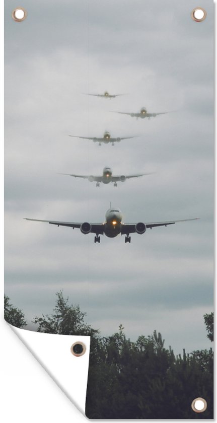 Tuinposter Meerdere vliegtuigen zetten de landing in - 30x60 cm - Tuindoek - Buitenposter