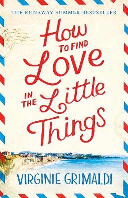 Boek 'How to Find Love in the Little Things' van Virginie Grimaldi. De cover toont de titel in rode letters op een crèmekleurige achtergrond, met een strand en stadje aan zee.