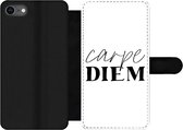 Bookcase Geschikt voor iPhone 7 telefoonhoesje - Quotes - Pluk de dag - Spreuken - Carpe diem - Met vakjes - Wallet case met magneetsluiting