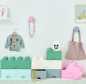 Opbergdozen in zachte kleuren: groen, lichtblauw, crème en grijs. Een roze LEGO-steen met twee lades staat ernaast.
