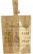Rechthoekige stoere landelijke snijplank-hapjesplank met tekst gravure ZILVEREN HUWELIJK. Cadeau-25 jarige bruiloft-25 jarige trouwdag. Het formaat is 25x45cm incl. handvat en 25x33cm excl. h