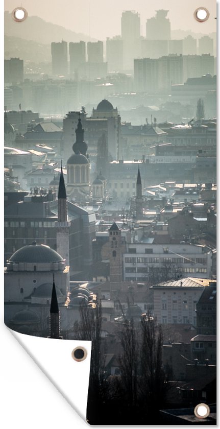 Tuinposter Mist boven Sarajevo hoofdstad van Bosnië en Herzegovina - 30x60 cm - Tuindoek - Buitenposter