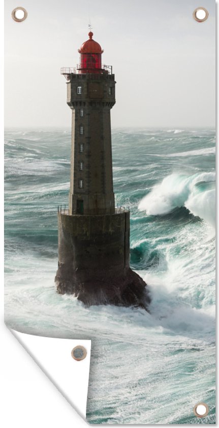 Tuinposter Een golf achter de Vuurtoren van la Jument in Frankrijk - 40x80 cm - Wanddecoratie Buiten - Tuinposter - Tuindoek - Schuttingposter - Tuinschilderij