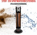 Zwarte staande infrarood heater, omringd door stof en waterstralen. Tekst: 'STOF- EN SPATWATERBESTENDIG', 'IP44 BERSCHERMING'.