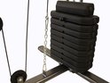 Stapel zwarte gewichten met een ketting en karabijnhaak, verbonden aan een krachtstation.