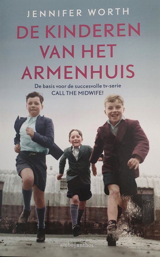 Drie jonge jongens rennen in de buitenlucht, met de titel 'De kinderen van het armenhuis'