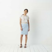 Een lichtblauwe stretchrok van viscose.