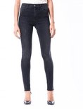 Zwarte vintage skinny jeans met hoge taille gedragen door een model.
