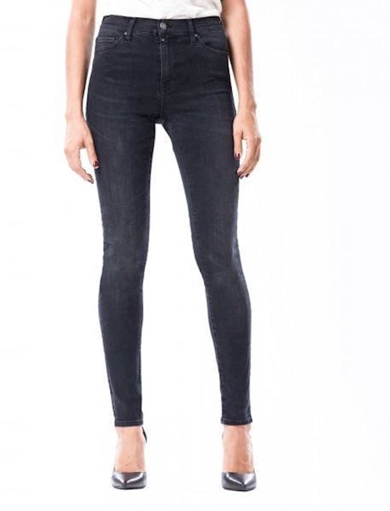 Zwarte vintage skinny jeans met hoge taille gedragen door een model.