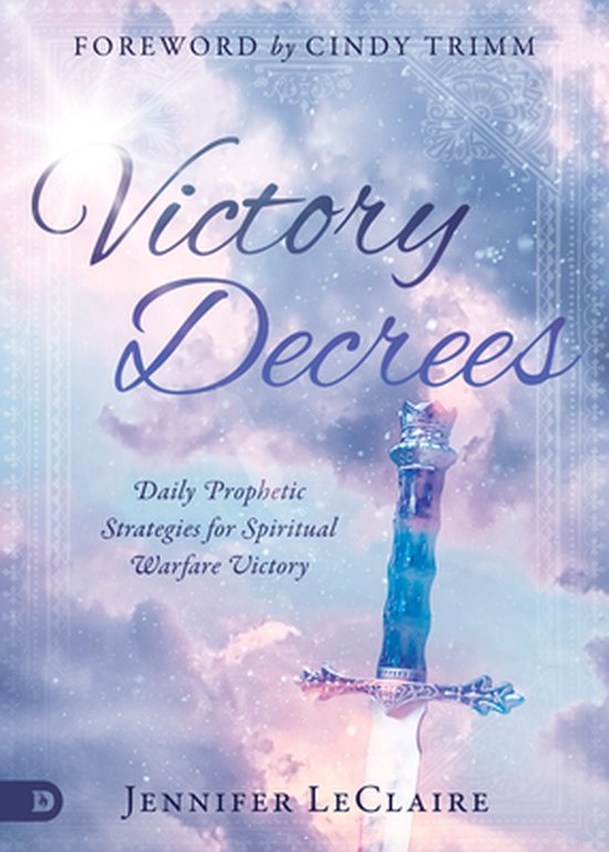 Boekomslag 'Victory Decrees' met een zwaard en een hemelse achtergrond. Met tekst 'Foreword by Cindy Trimm' en 'Jennifer LeClaire'.