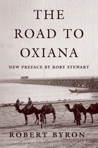 Boekcover met de titel 'The Road to Oxiana' in grote letters. Op de achtergrond een lange pier en drie kamelen met berijders.