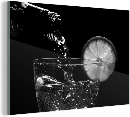 Peinture sur verre Un cocktail est vers sur un fond noir noir