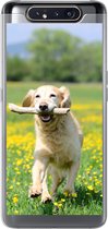 Geschikt voor Samsung Galaxy A80 hoesje - Golden Retriever met een tak in de mond tussen de gele bloemen - Siliconen Telefoonhoesje