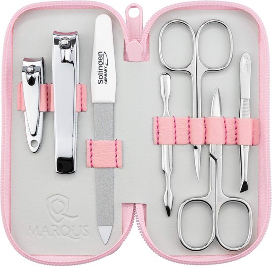 Zilverkleurig 7-delig manicureset in een roze hoesje met rits, inclusief nagelknippers, vijl, pincet, schaartjes en andere nagelverzorgingstools.