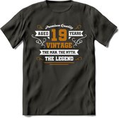 19 Jaar Legend T-Shirt | Goud - Wit | Grappig Verjaardag en Feest Cadeau Shirt | Dames - Heren - Unisex | Tshirt Kleding Kado | - Donker Grijs - S