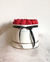 Flowerbox met kunstrozen - White Box Round – White - Roses by Beyond Balloons Valentijn Rozen in doos | Doos met rozen | Valentijnsdag | Moederdag | Kerst | Huwelijkscadeau | Bruiloft | Cadea