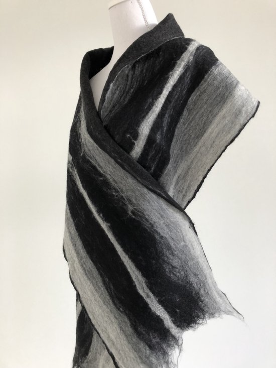 Handgemaakte, gevilte brede sjaal van 100% merinowol - Grijs / Zwart - 202  x 32 cm.... | bol