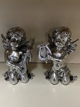 Zilveren engel beeldjes - Set van 2 stuks -  polyresin - hoogte 14x10x8 cm - engel - Decoratieve beeldjes - Woonaccessoires
