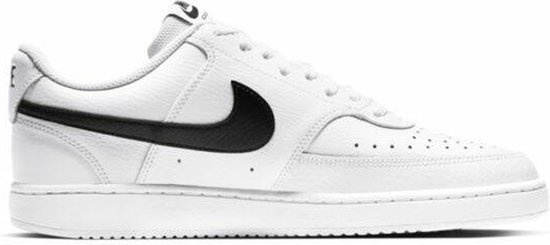 Witte Nike sneaker met zwarte swoosh op de zijkant en perforaties op de neus.